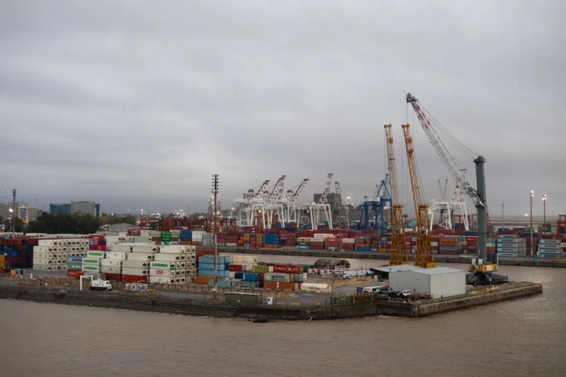 Comprehensive strategy for customs declaration and logistics of imported equipment: reduce the purchase time and cost of bulldozers and cranes